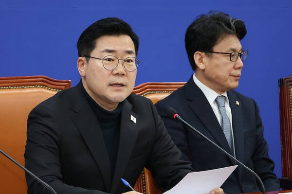 더불어민주당 박찬대 원내대표가 17일 오전 서울 여의도 국회에서 열린 원내대책회의에서 발언하고 있다. 연합뉴스