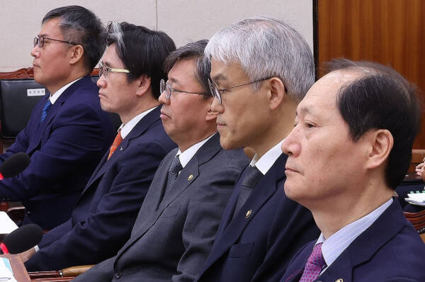 17일 국회에서 열린 법제사법위원회 전체회의 비상계엄 사태 관련 현안질의에서 참석자들이 의원 질의를 듣고 있다. 연합뉴스