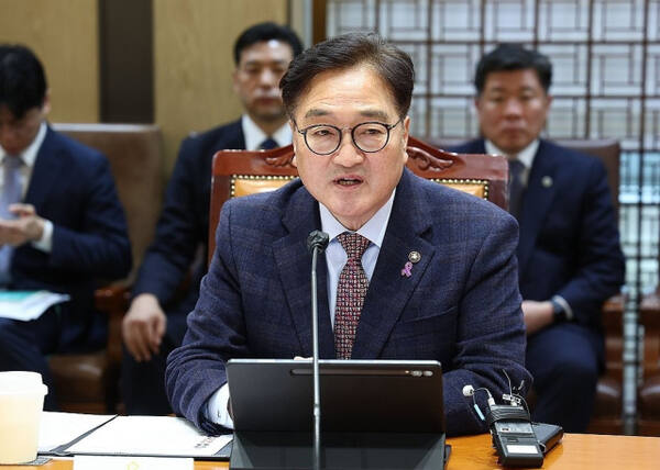 우원식 국회의장이 16일 국회에서 '위헌적 비상계엄 선포를 통한 내란 행위의 진상규명을 위한 특별검사' 후보 추천위원 위촉식에서 위원들에게 위촉장을 전달한 뒤 발언하고 있다. 연합뉴스