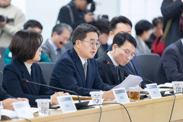 17일 오후 경기도청 4층 율곡홀에서 열린 ‘경기도·시군 합동 긴급 민생안정 대책회의’에서 김동연 경기도지사가 인사말을 하고 있다. 경기도 제공