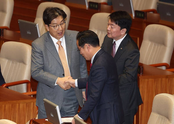 국민의힘 권성동 원내대표가 지난 13일 국회에서 열린 본회의에 참석하며 박수영 의원과 인사하고 있다. 오른쪽은 안철수 의원. 연합뉴스