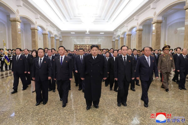 김정은 북한 국무위원장이 지난 17일 김정일 국방위원장 사망 13주기를 맞아 금수산태양궁전을 참배했다고 조선중앙통신이 18일 보도했다. 연합뉴스