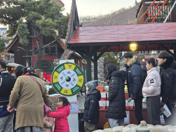 여주시가 유럽형 테마파크 여주 루덴시아에서 여주쌀 등 홍보부스를 설치해 다양한 이벤트를 진행하고 있다./ 사진 =여주시제공