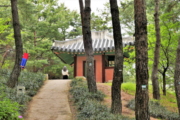화성행궁 뒷산에 설치한 내포사다. 1칸은 온돌방이고, 반 칸은 한쪽이 개방되어 있다. 이강웅 고건축전문가