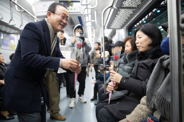 김덕현 연천군수가 전철 1호선 개통 당시 주민들과 함께 탑승해 대화를 나누고 있다. 연천군 제공