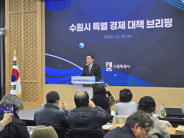 이재준 수원시장이 시청 중회의실에서 특별 경제 대책 브리핑을 진행하고 있다. 황호영기자