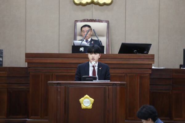 최정헌 수원시의원 18일 오전 수원시의회 본회의장에서 열 제388회 제2차 정례회 본회에서 5분 자유발언을 통해 딥페이크 성범죄 예방과 대응책 마련을 촉구하고 있다. 수원특례시의회 제공