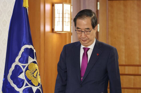 한덕수 대통령 권한대행이 18일 정부서울청사에서 열린 크리스마스 씰 증정식에 참석하고 있다. 연합뉴스