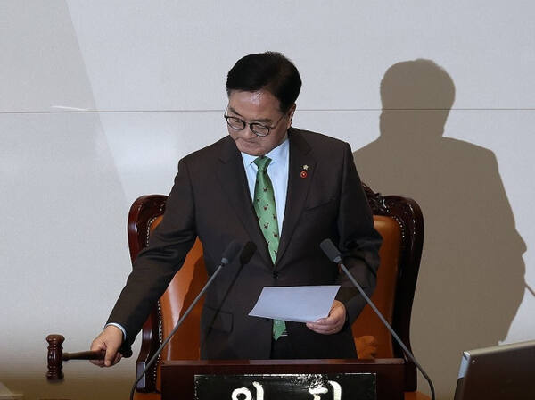 우원식 국회의장이 14일 오후 국회 본회의에서 윤석열 대통령 탄핵소추안을 가결하고 있다. 연합뉴스