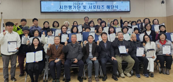 인천시 상수도사업본부의 ‘2024 인천하늘수 시민평가단 및 서포터스 해단식’에서 시민평가단과 서포터스 등이 기념촬영을 하고 있다. 본부 제공