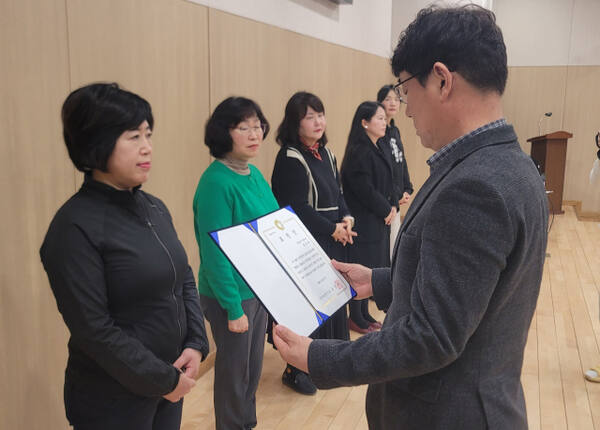박정남 인천시 상수도사업본부장이 우수 활동자들에게 표창을 하고 있다. 본부 제공