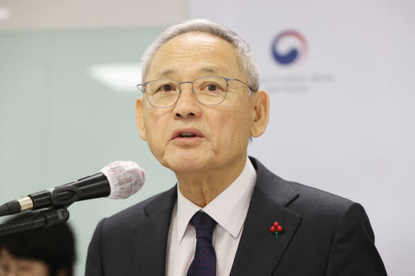 유인촌 문화체육관광부 장관이 18일 서울 종로구 국립현대미술관에서 12월 정례브리핑을 하고 있다. 연합뉴스