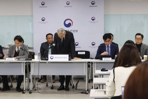 유인촌 문화체육관광부 장관이 18일 오전 서울 종로구 국립현대미술관에서 열린 12월 정례브리핑에서 ‘비상계엄 사태와 관련 국무위원으로서 사과’ 한다고 말하며 고개 숙이고 있다. 연합뉴스