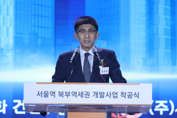 김승모 한화 건설부문 대표이사 사장이 서울역 북부역세권 개발사업 착공식에서 축사를 하고 있다. 한화 건설부문