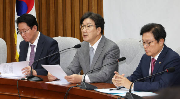 국민의힘 권성동 당 대표 권한대행 겸 원내대표(가운데)가 19일 오전 국회에서 열린 원내대책회의에서 발언하고 있다. 연합뉴스