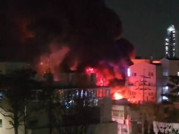지난 18일 오후 인천 미추홀구 학익동 한 자재상가에서 불이 나 연기가 올라오고 있다. 인천소방본부 제공