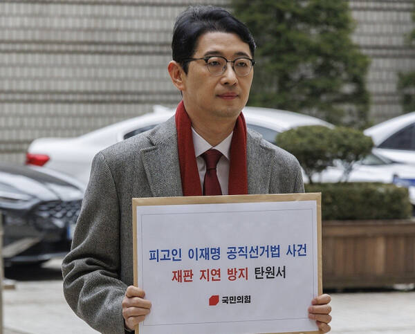 국민의힘 법률자문위원회 위원장인 주진우 의원이 16일 오후 서울고등법원에 민주당 이재명 대표의 공직선거법 재판 지연 방지 탄원서를 제출하기 위해 법원 청사로 들어가고 있다. 연합뉴스