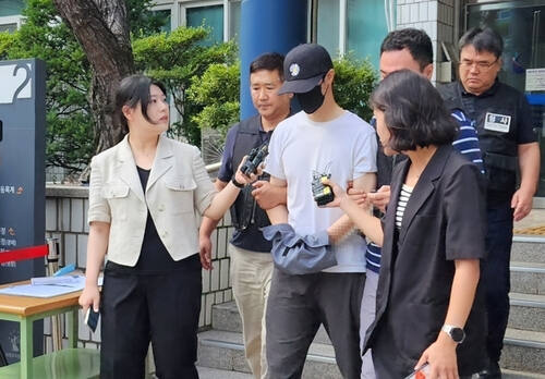 5살 어린이를 의식불명 상태에 빠지게 한 30대 태권도 관장이 14일 오후 의정부지법에서 열린 구속 전 피의자심문(영장실질심사)을 마친 뒤 법정을 나오고 있다. 연합뉴스