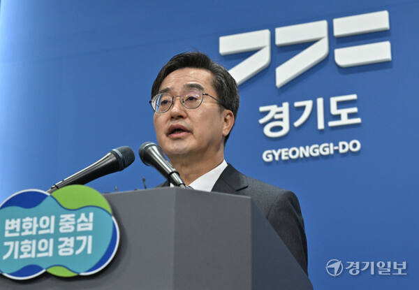 김동연 경기도지사가 19일 오전 경기도청 브리핑룸에서 열린 '경제재건 제안을 위한 기자회견'에서 관련 내용을 발표하고 있다. 홍기웅기자