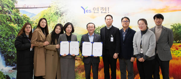 김덕현 연천군수(가운데)와 조금랑 연천군가족센터장 등이 20일 연천사랑 다국어소식지 제작 위한 업무협약을 체결한 뒤 기념사진을 찍고 있다. 연천군 제공