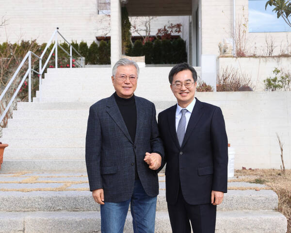 20일 오후 김동연 경기도지사가 경남 양산시 평산마을을 방문해 문재인 전대통령과 기념촬영을 하고있다. 경기도 제공