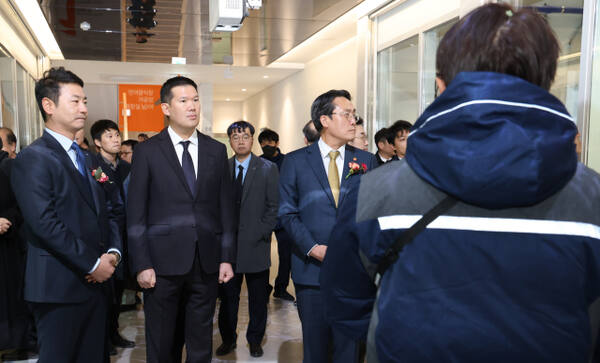 20일 부산 스마트양식 클러스터 준공식에 참석한 허윤홍(왼쪽에서 두번째) GS건설 대표 와 강도형(왼쪽에서 세번째) 해양수산부 장관 등 내빈들이 양식 시설물을 둘러보고 있다. GS건설