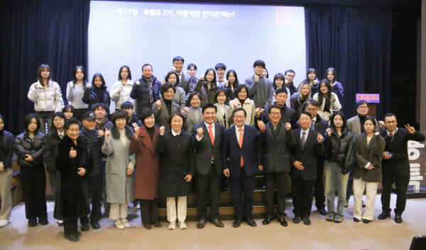 원유철 전 미래한국당 대표와 참석자들이 강연 후 기념촬영을 하고 있다. 원 전 대표 측 제공