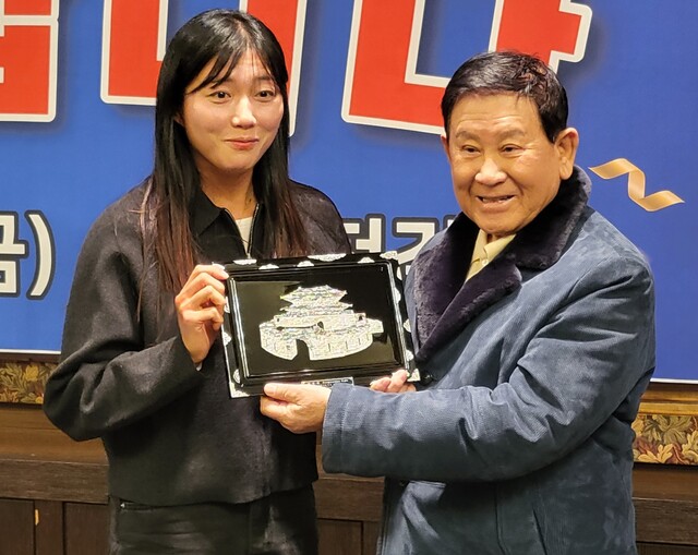 김용서 전 수원시장이 은퇴하는 심서연 선수에게 장안문 문양이 새겨진 공로패를 전달하고 있다.황선학기자