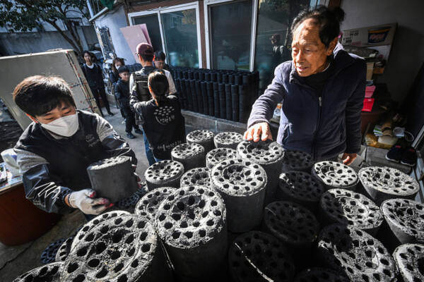 참 추운 날, 얄미울 만큼 경사진 골목. 사람들은 잠시 숨을 고른다. 가쁜 숨을 고쳐 삼키며 다시 손을 뻗는다. 손에서 손으로, 사람에서 사람으로 온기는 그렇게 전해진다. 반코팅 장갑 너머 전해지는 미열, 검댕으로 얼룩진 손끝은 서늘한 겨울 속 빨간 불씨를 뿌린다. 차가웠던 골목의 공기는 어느새 데워졌다. 할아버지는 마른 가지 같은 손끝으로 연탄을 조심스레 어루만진다. 검댕이 묻은 손바닥. 개의치 않는다. 기다리던 손주의 머리칼을 쓰다듬듯 조심스럽고 다정하다. 미소가 번진다. 조주현기자