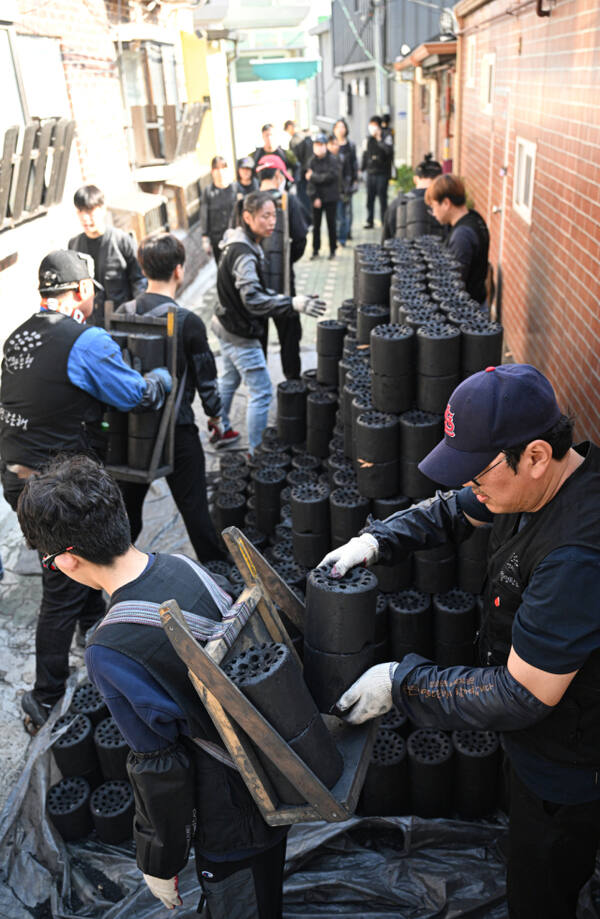 본격적인 추위가 시작되기 전이던 지난달, 서울지역에서 봉사자들이 연탄을 나르고 있다. 조주현기자