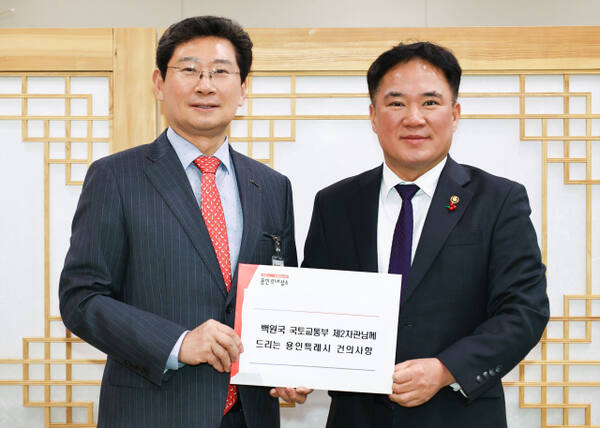 이상일 용인특례시장(왼쪽)이 백원국 국토교통부 제2차관을 만나 용인의 철도인프라 확충을 위한 국토교통부의 지원을 요청하고 있다. 용인특례시 제공