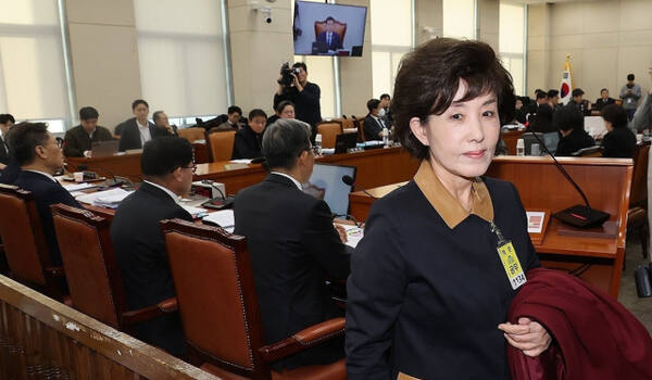 박선영 진실화해위원장이 23일 오전 국회에서 열린 행정안전위원회 전체회의에서 신정훈 위원장과 야당 의원들의 요구로 퇴장하고 있다. 연합뉴스