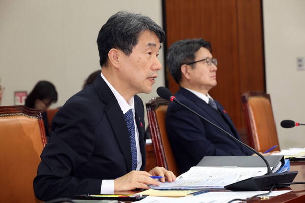 지난 18일 오후 서울 여의도 국회에서 열린 교육위원회 전체회의에서 이주호 사회부총리 겸 교육부 장관이 질의에 답하고 있다. 연합뉴스