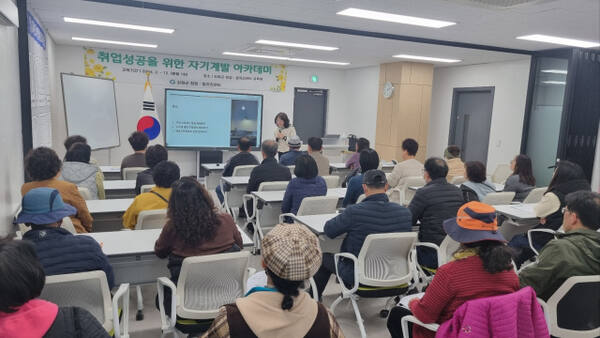 강화군 창업‧일자리센터에서 ‘2024 취업‧창업 동기부여 및 자기 계발 아카데미’ 수업을 하고 있다. 강화군청 제공
