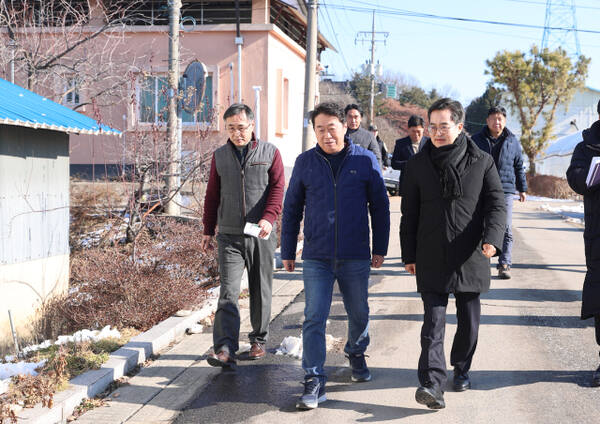 김동연 경기도지사가 23일 대성동마을 찾아 주민과의 약속 진행상황을 점검하고 있다. 경기도 제공