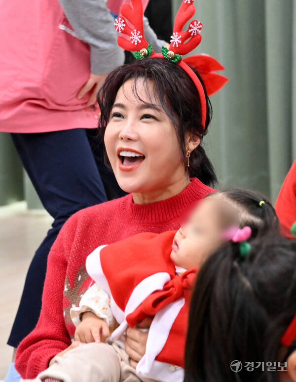 성탄절을 이틀 앞둔 23일 수원특례시 영유아 양육보호시설 경동원을 찾은 가수 겸 화가 솔비 등 연예인들이 아이들과 즐거운 시간을 보내고 있다. 경동원에 12년째 후원과 방문을 이어온 솔비는 이날 아이들을 위해 풍성한 선물과 함께 캐럴 공연 등을 선사했다. 김시범기자