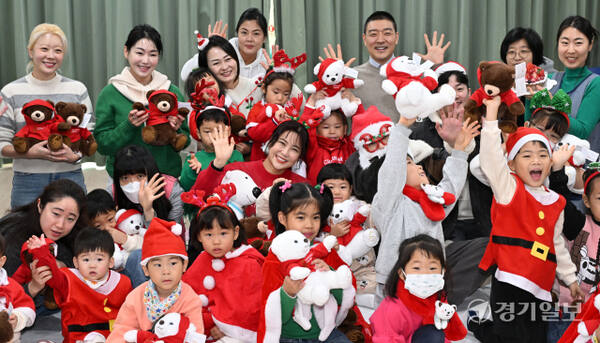 성탄절을 이틀 앞둔 23일 수원특례시 영유아 양육보호시설 경동원을 찾은 가수 겸 화가 솔비 등 연예인들이 아이들과 즐거운 시간을 보내고 있다. 경동원에 12년째 후원과 방문을 이어온 솔비는 이날 아이들을 위해 풍성한 선물과 함께 캐럴 공연 등을 선사했다. 김시범기자