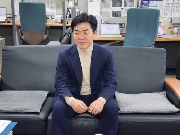 윤정환 신임 인천유나이티드FC 감독(51)이 23일 인천시청에서 기자간담회를 하고 있다. 이병기기자