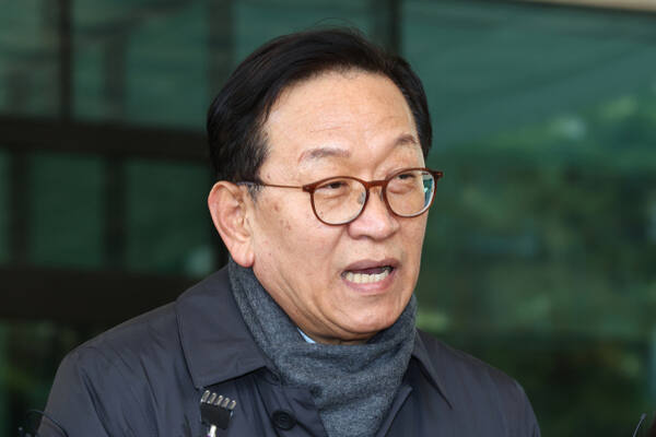 석동현 변호사가 지난 19일 오후 서울 서초구 서울고등검찰청 앞에서 입장을 표명하고 있다. 연합뉴스