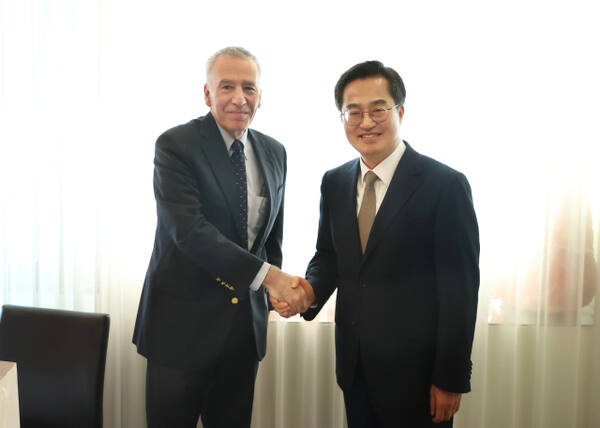 24일 오후 서울 중구 컨퍼런스하우스달개비에서 김동연 경기도지사와 필립 골드버그(Philip Goldberg) 주한 미국대사가 면담을 하고 있다. 경기도 제공
