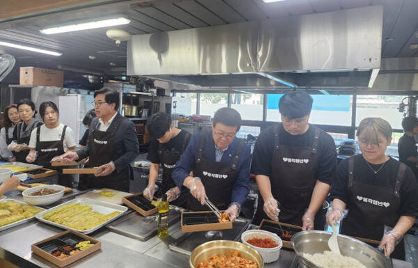 영등포농협 백호 조합장(오른쪽 세 번째)이 지역 청년들과 반찬나눔행사를 하고 있다.(영등포농협 제공)