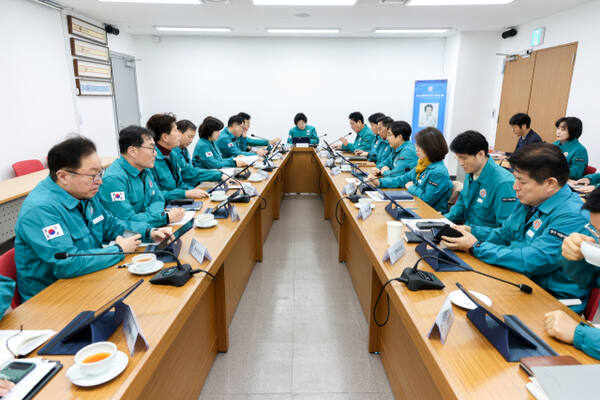 김경희 이천시장이 회의실에서 대설피해 복구와 소상공인, 취약계층 등 민생안정을 위한 긴급 민생안정대책 회의를 주재하고 있다. 이천시 제공