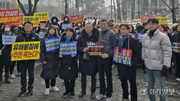 고양특례시 일산서구청 앞에서 열린 덕이동 데이터센터 건립 반대 삭발식에서 김영환 국회의원(가운데), 이기영 비대위원장(오른쪽 세번째)이 삭발 후 시·도의원 및 주민들과 기념촬영을 하고 있다. 이기영 위원장 제공