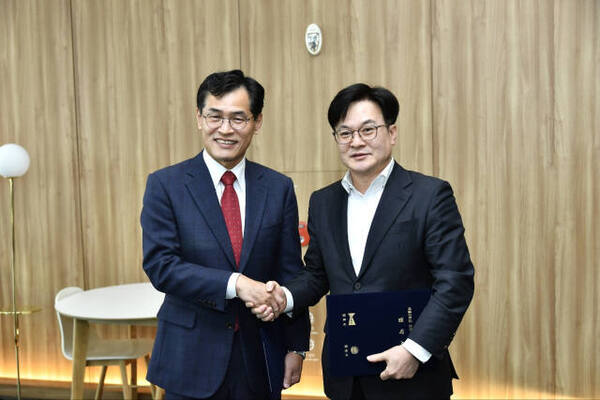 김병수 김포시장(오른쪽)과 이기재 서울 양천구청장이 서울 2호선 신정지선 김포연장을 위한 협약을 체결한 뒤 기념촬영을 하고 있다. 김포시 제공