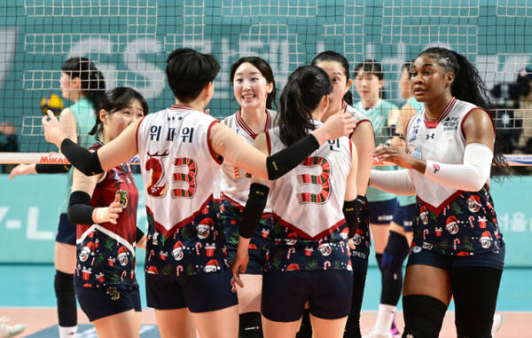 25일 서울 장충체육관서 벌어진 V리그 여자부 서울 GS칼텍스전에서 3-0 완승을 거두고 3연승을 거두며 선두 따라잡기에 성공한 수원 현대건설 선수들이 득점 후 기뻐하고 있다.KOVO 제공