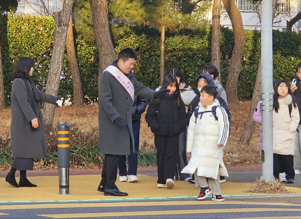 김정헌 인천 중구청장이 삼목초등학교 앞에서 ‘안전한 등굣길 환경 조성을 위한 교통안전 캠페인’을 벌이고 있다. 중구청 제공
