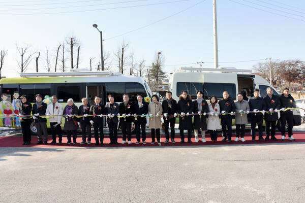 지난 24일 이천시 모가면 신갈 1리 경로당에서 ‘두드림 건강 온(ON) 버스’ 운영 개통식에 참석한 관계자들이 기념촬영을 하고 있다. 이천시 제공