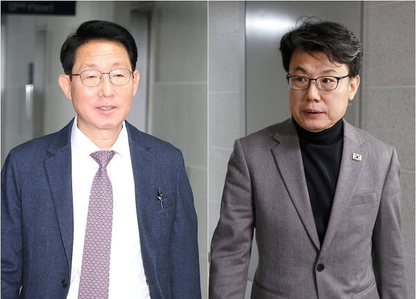 국민의힘 김상훈 정책위의장(사진 왼쪽)과 더불어민주당 진성준 정책위의장(사진 오른쪽)이 24일 여야 합의로 처리할 민생법안을 논의하기 위해 각각 이동하고 있다. 연합뉴스