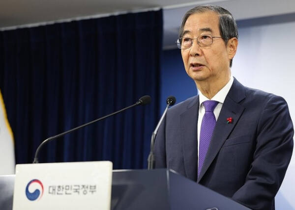 한덕수 대통령 권한대행이 26일 긴급 대국민 담화를 통해 여야 합의까지 헌법재판관 임명을 보류하겠다고 밝히고 있다. 연합뉴스