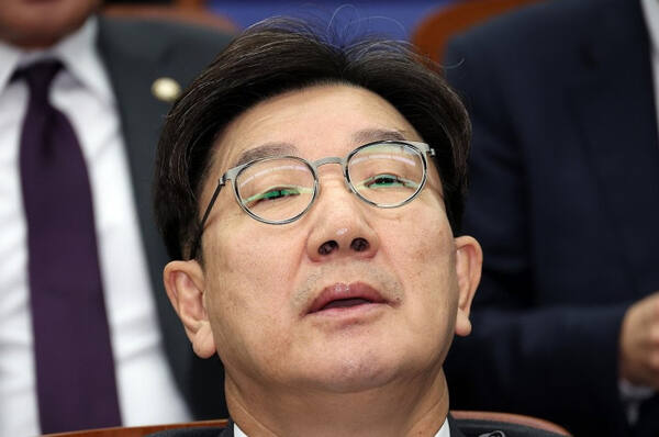 국민의힘 권성동 대표 권한대행 겸 원내대표가 27일 오전 서울 여의도 국회에서 열린 비상의원총회에 참석해 있다. 연합뉴스